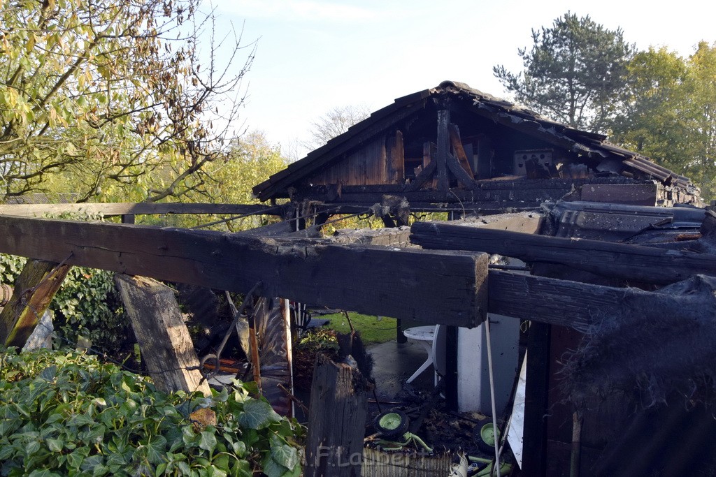 Feuer 1 brannten 3 Lauben Koeln Fuehlingen Kriegerhofstr P117.JPG - Miklos Laubert